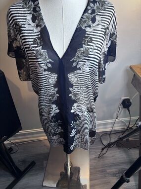 CAbi Black & White Patterned Top Medium